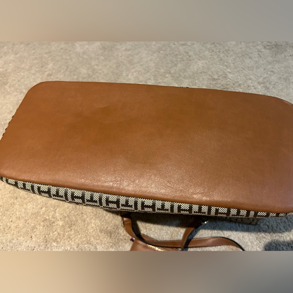 Tommy Hilfiger Geometric Brown and Cream Tote - Picture 5 of 9